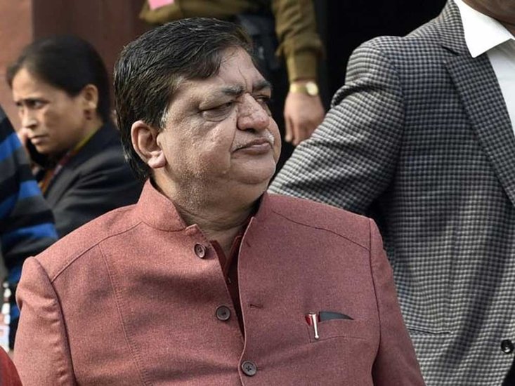 नरेश अग्रवाल उत्तर प्रदेश के चर्चित वैश्य नेता हैं। वह कई बार यूपी सरकार में मंत्री भी रहे हैं। नरेश अग्रवाल लखनऊ के पास हरदोई विधानसभा से 7 बार विधायक रहे। दो बार राज्यसभा सांसद भी रहे। इस दौरान वह कई पार्टियों में रहे। (यह भी पढ़ें - मुलायम से योगी तक, पिछले 30 सालों में ये 7 नेता बने यूपी के सीएम, जानिए कौन कितना एजुकेटेड)