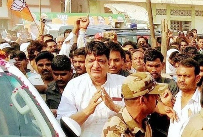 1997 में नरेश अग्रवाल ने कांग्रेस से अलग होकर अखिल भारतीय लोकतांत्रिक कांग्रेस पार्टी बनाई और तत्कालीन कल्याण सिंह सरकार में शामिल होकर मंत्री भी बने।  (यह भी पढ़ें: बाहुबलियों में होती है गिनती, जानिए यूपी के इन 8 चर्चित नामों की संपत्ति)