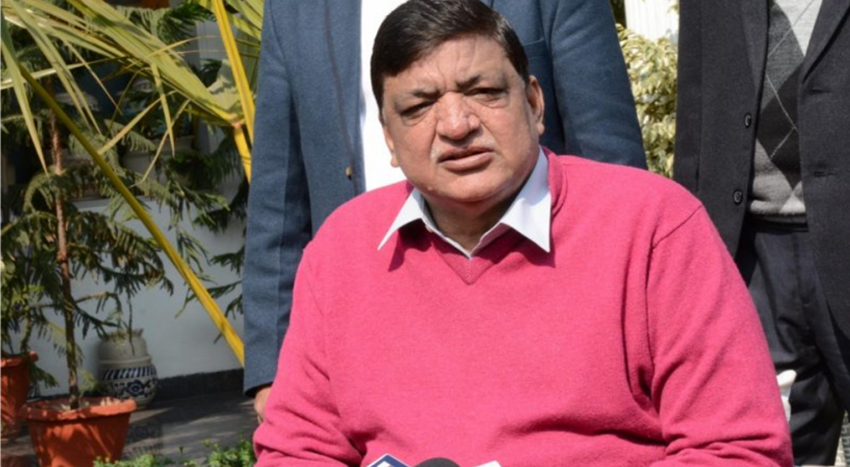 2001 के बाद नरेश अग्रवाल सपा में शामिल हो गए। मुलायम के मुख्यमंत्री रहते हुए मंत्री भी बने। फिर 2008 में सपा छोड़ मायावती के साथ चले गए। (यह भी पढ़ें: जिस पर लगा था पति के मर्डर का आरोप उन्हीं से रचाई है शादी, चर्चित राजघराने की बहू हैं BJP की अमीता सिंह)