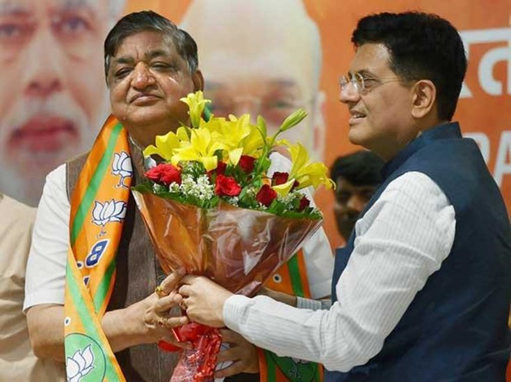 सपा छोड़ने के बाद वह बीजेपी में चले गए। फिलहाल वह इसी दल में हैं। (यह भी पढ़ें: धनंजय – अभय सिंह से बृजेश – मुख्तार अंसारी तक, आपस में कट्टर दुश्मन हैं यूपी के ये 8 राजनेता)