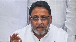 टीवी इंटरव्यू के दौरान बिफरे NCP के नवाब मलिक, एंकर के सवाल पर माइक निकालकर बंद की बातचीत, सोशल मीडिया पर आने लगे रिएक्शन