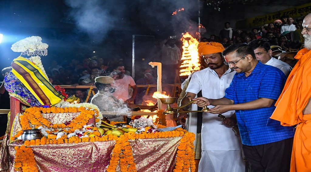 अयोध्या के हनुमानगढ़ी मंदिर में अरविंद केजरीवाल (Photo- PTI)