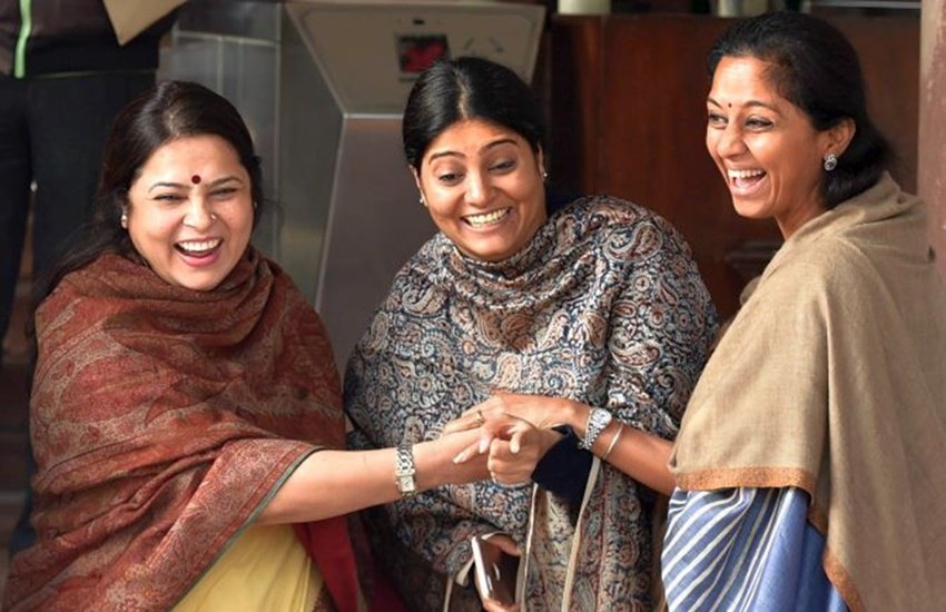 भारत में अकसर देखा जाता है कि परिवार में बेटा ही पिता की विरासत को आगे बढ़ाता है। फिर चाहे वह राजनीति हो या फिर व्यापार। हालांकि इस रूढ़िवादी परंपरा को कई लोगों ने तोड़ मिसाल कायम की है। देश में कई राजनेता ऐसे भी रहे जिनके बेटों के होते हुए भी बेटियों ने पिता की राजनीतिक विरासत को बखूबी संभाला और आगे बढ़ाया। आइए डालते हैं ऐसे ही चंद चर्चित नामों पर एक नजर: 