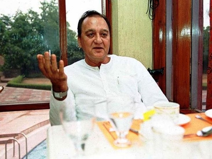 फिल्म अभिनेता रहे सुनील दत्त ने 1984 में राजनीति में कदम रखा था। वह कांग्रेस के टिकट पर मुंबई नॉर्थ सीट से 5 बार सांसद रहे। मनमोहन सिंह की सरकार में खेल व युवा मामलों के मंत्री भी रहे। 
