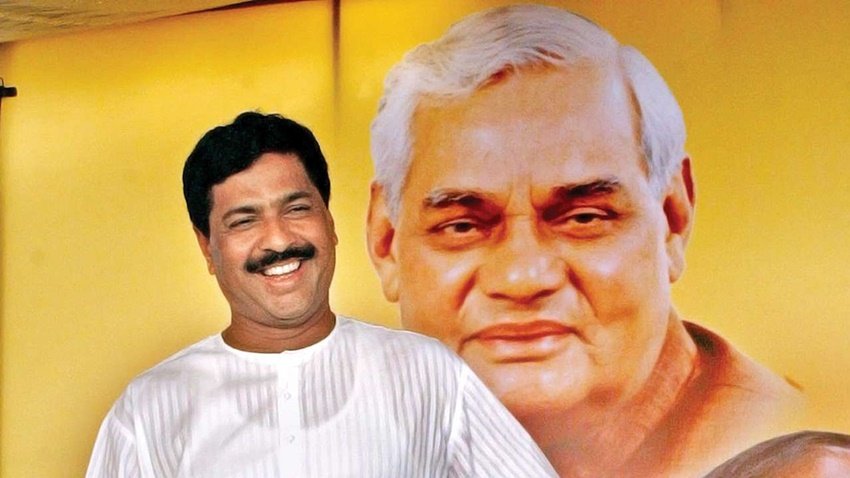 दिवंगत प्रमोद महाजन बीजेपी के बड़े और चर्चित नेता थे। वह लोकसभा और राज्यसभा दोनों सदनों के सदस्य रहे थे। महाजन भी उसी लोकसभा से चुनाव लड़ते थे जहां से सुनील दत्त। 3 मई 2006 को उनका निधन हो गया था।