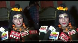 यूपी में बत्ती गुल होने पर रामलीला के कलाकारों ने मोमबत्ती लेकर किया प्रदर्शन