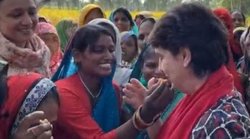 मेरे भाई ने कहा है मोटी हो रही हो, कम खाया करो – महिला किसानों के हाथ खाना खाते हुए बोलीं प्रियंका गांधी