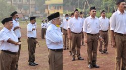 विजयदशमी पर RSS के ‘पंथ संचालन’ में गोवा के सीएम प्रमोद सावंत ने लिया हिस्सा, कांग्रेस ने बोला हमला