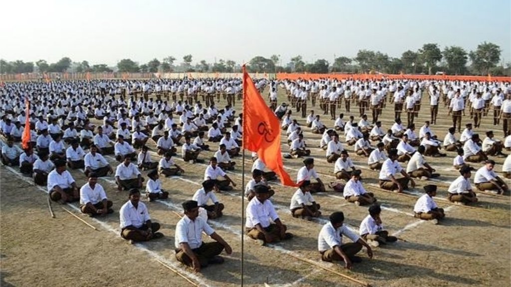 संघ के सरकार्यवाह दत्तात्रेय होसबले ने शुक्रवार को एक कार्यक्रम में कहा कि हमारे कई विचार वामपंथी विचारों की तरह है। हमारे यहां बाएं और दाएं दोनों पक्षों के विचारों के लिए जगह है। (एक्सप्रेस फोटो)