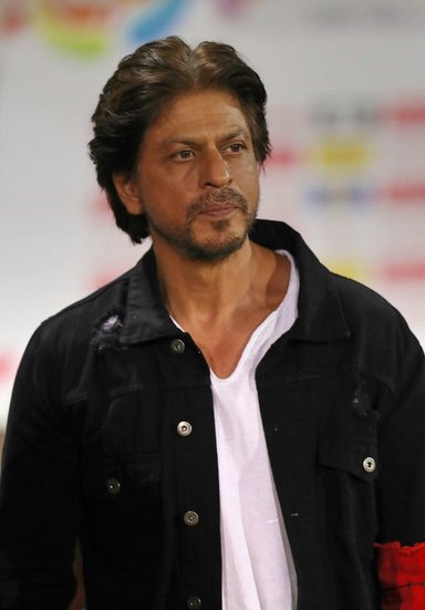 साल 2011 में शाहरुख खान पर मुंबई एयरपोर्ट पर कस्टम डिपार्टमेंट ने ज्यादा लगेज के लिए 1.5 लाख रुपए का जुर्माना लगा था। तब कस्टम ऑफिसर्स की टीम को समीर वानखेड़े ही लीड कर रहे थे।