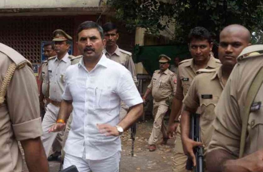 मुख्तार अंसारी के जानी दुश्मन और माफिया बृजेश सिंह भी कई संगीन मामलों में जेल में हैं। जेल में ही रहते हुए वह 2016 में यूपी विधान परिषद का चुनाव जीते और एमएलसी बने। (यह भी पढ़ें- आपस में कट्टर दुश्मन हैं यूपी के ये 8 राजनेता, कर चुके हैं जानलेवा हमला)