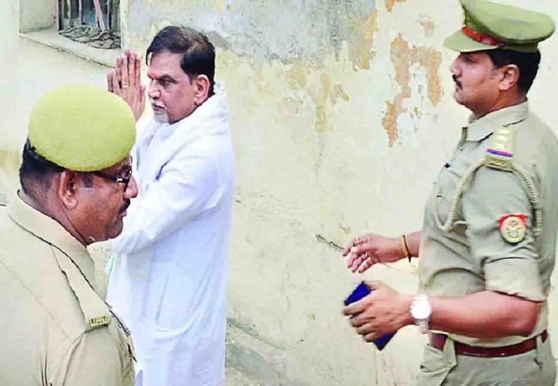 हमीरपुर से लोकसभा सांसद रह चुके असोक चंदेल पर हत्या और हत्या की साजिश जैसे कई आपाराधिक मामले दर्ज थे। 1999 में जब वह जेल में थे तभी बसपा ने उन्हें हमीरपुर लोकसभा सीट से लड़वा दिया। वो जीत भी गए और जेल में ही रहते-रहते लोकसभा भी पहुंच गए। (यह भी पढ़ें: बाहुबलियों में होती है गिनती, जानिए यूपी के इन 8 चर्चित नामों की संपत्ति)