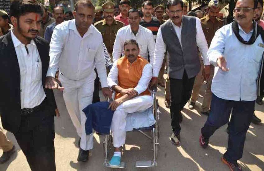 UP Assembly Elections: उत्तर प्रदेश के के चुनावों में धनबल और बाहुबल का प्रयोग कई दशक पहले से होता आ रहा है। कई ऐसे नेता रहे जो अपनी बाहुबली वाली छवि के लिए चर्चित रहे। इनमें से कई तो ऐसे रहे जो जेल में रहते हुए ही चुनाव जीत कर लोकसभा और विधानसभा पहुंचे। आइए जानें ऐसे ही कुछ चर्चित नेताओं पर एक नजर: