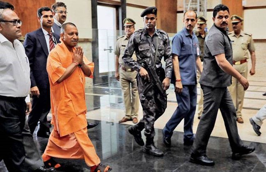 योगी आदित्यनाथ (Yogi Adityanath) उत्तर प्रदेश के 21वें मुख्यमंत्री हैं। 45 साल में यूपी के सीएम बनने वाले योगी से पहले 20 लोग इस पद पर रहे। मायावती (Mayawati) और अखिलेश यादव (Akhilesh Yadav) जैसे नेता योगी से कम उम्र में सीएम बने तो कुछ उनसे बहुत ज्यादा उम्र में इस कुर्सी पर बैठे। आइए जानते हैं सबसे अधिक उम्र में यूपी के सीएम बनने वाले 7 नेताओं के नाम: 