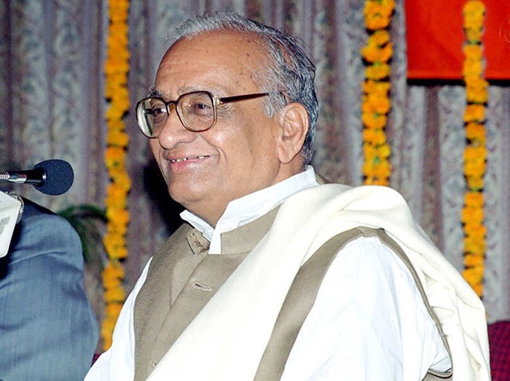 सबसे अधिक उम्र में यूपी के सीएम बनने का रिकॉर्ड स्वर्गीय राम प्रकाश गुप्ता के नाम है। वह 12 नवंहर 1999 को 77 वर्ष की आयु में राज्य के मुख्यमंत्री बने थे। (यह भी पढ़ें: मुलायम फैमिली ही नहीं यूपी के इन परिवारों में भी है नेताओं की भरमार, कोई पीएम तो कोई रहा सीएम)