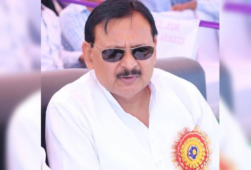 चिल्लूपार से बसपा विधायक विनयशंकर तिवारी की संपत्ति 67 करोड़ रुपए की है। उन्होंने लखनऊ यूनिवर्सिटी से एलएलबी किया है।