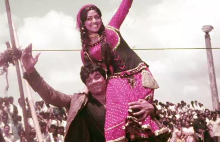 972 में रिलीज हुई 'राजा जानी' इस जोड़ी की पहली सुपरहिट फिल्म थी। इसके बाद धरम और हेमा ने जुगनू , पत्थर और पायल और दोस्त जैसी करीब 27 फिल्में साथ की। इसे भी पढ़ें- हेमा मालिनी से डिंपल कपाड़िया तक कभी बेटे तो कभी पिता संग ऑनस्क्रीन कर चुकी हैं रोमांस