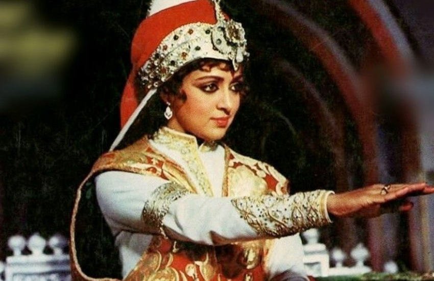 लेकिन रमेश सिप्पी ने कहा कि मंडे तक देख लेते हैं, वर्ना कुछ चेंजेस किए जाएंगे। लेकिन सोमवार तक फिल्म दर्शकों के बीच एक अलग ही मुकाम पा चुकी थी। All Photos: Social Media