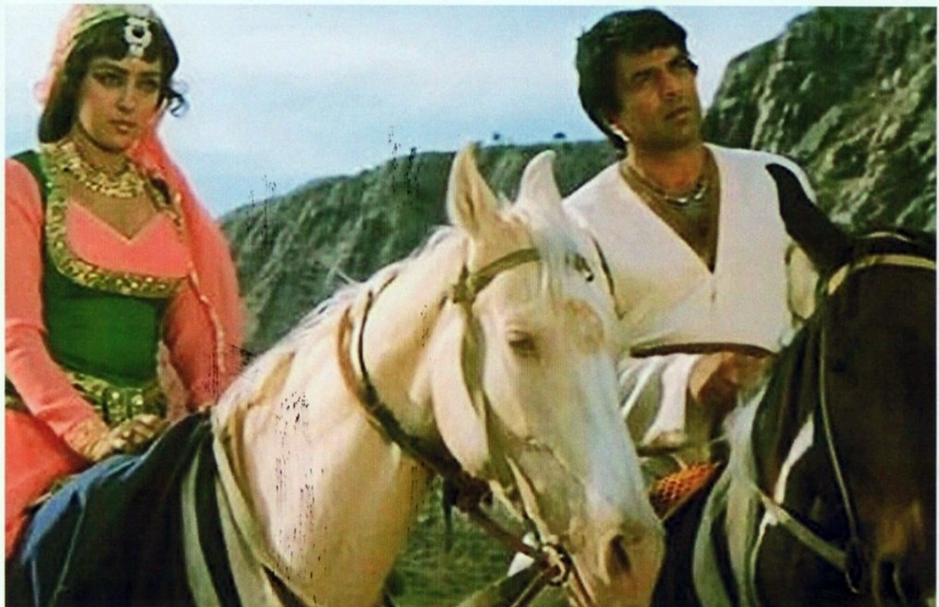 दूसरे पति-पत्नी की ये पहली जोड़ी रही है जो एक साथ सबसे ज्यादा फिल्में की है। इसे भी पढ़ें-हेमा मालिनी को नहीं पसंद आज-कल की एक्ट्रेसेस का ये काम, कहा- फेमस होने के बाद भी क्यों करती हैं ऐसा?