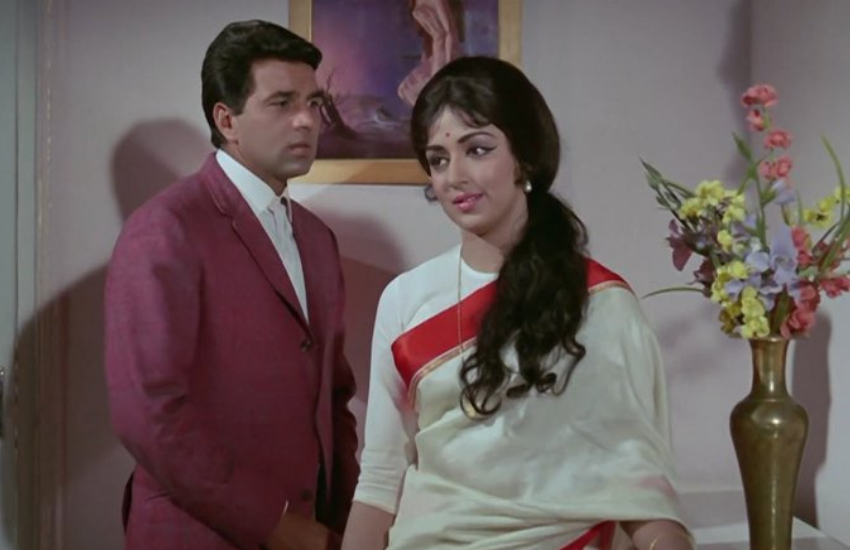 बॉलीवुड की ड्रीमगर्ल हेमा मालिनी और हीमैन यानी एक्टर धर्मेंद्र पहली बार 1970 में रिलीज हुई फिल्म 'शराफत' में काम किए थे। हालांकि, ये फिल्म चली नहीं, लेकिन हेमा-धर्मेंद्र की जोड़ी खूब पसंद की गई। इसके बाद से दोनों को अपनी फिल्मों में लेने के लिए डायरेटर्स की लाइन लग गई थी।