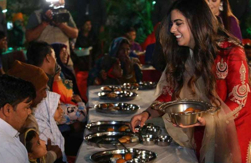 अनाथ बच्चों और बुजुर्गों की सेवा करना उनकी आत्मिक शांति की वजह है, इसलिए वह चैरिटी के लिए हमेशा तैयार रहती हैं।