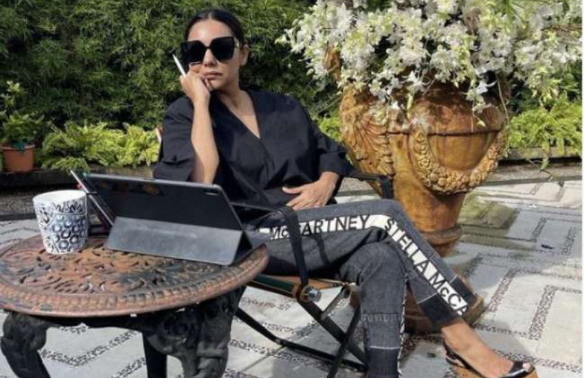 डिजाइनर स्टेला मैककार्टनी की फेडेड डेनिम जींस के साथ नजर आई शाहरुख खान की पत्नी गौरी खान ने जितनी महंगी जींस पहनी थी, उतने में आई फोन आ सकता था। इस जींस की कीमत लगभग 57,000 रुपए बताई जा रही है।