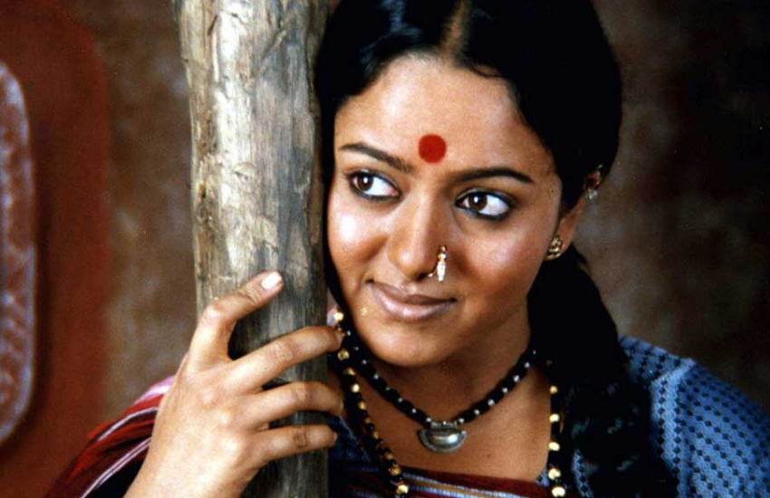 विमान उड़ान भरने के कुछ सेकेंड में ही नीचे आ गिरा और इस हादसे में सौंदर्या के साथ दो और लोगों की मौत हो गई थी।