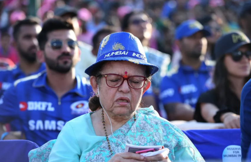सोशल मीडिया पर इनकी फोटोज और वीडियोज वायरल होने के बाद बॉलीवुड एक्टर अभिषेक बच्चन ने पहली बार प्रेयर आंटी के लिए ट्विट किया था।