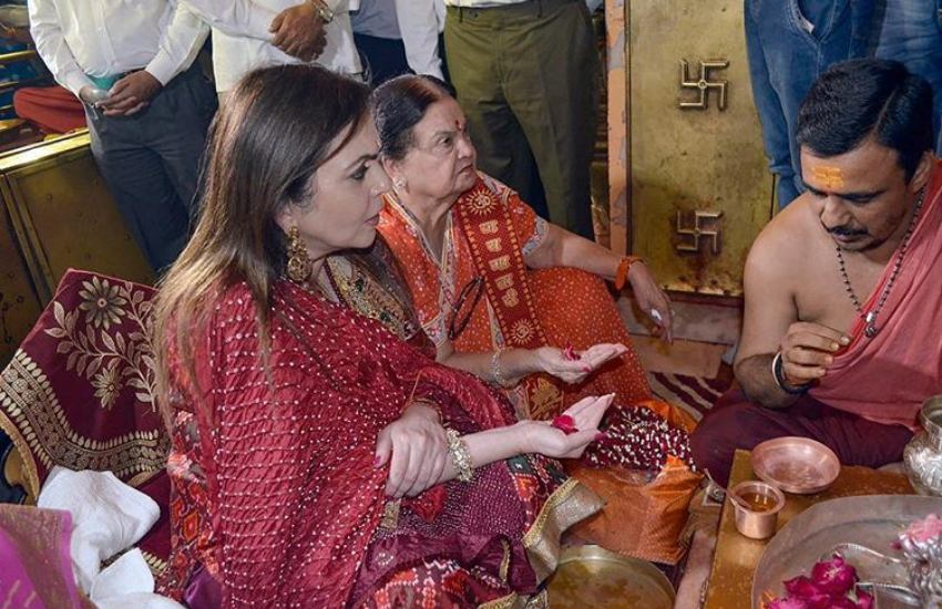 उस वक्त ट्विटर पर कई लोगों ने इन्हें ‘प्रेयर आंटी’ करके संबोधित किया था।