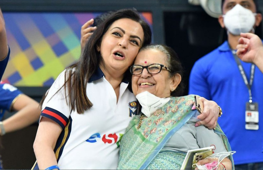 आईपीएल मैच के दौरान हाथ में किताब लिए तो कभी हाथ जोड़े नजर आने वाली प्रेयर आंटी का नाम पूर्णिमा दलाल है। प्रेयर आंटी का नाम नेटीजन्स ने दिया था, क्योंकि उनके बारे में किसी को पता नहीं था कि वह कौन हैं, लेकिन अभिषेक बच्चन ने प्रेयर आंटी के बारे में सबसे पहले जानकारी दी थी।