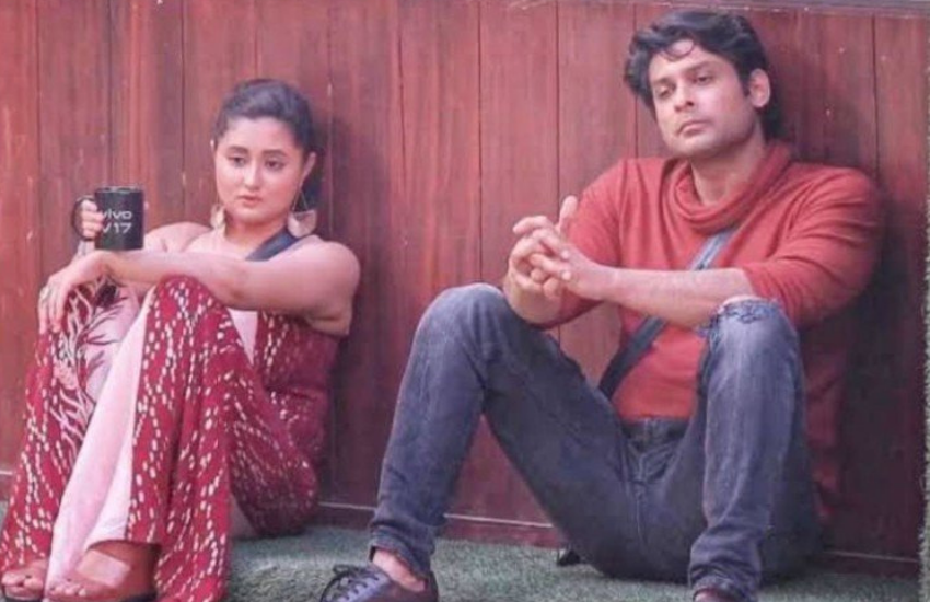 बिग बॉस 13 के विजेता सिद्धार्थ शुक्ला के निधन के बाद सबसे पहले रश्मि देसाई सभी के निशाने पर आईं। रश्मि और सिद्धार्थ के बीच काफी लड़ाई हुई थी और उस वाक्ये को याद कर फैंस ने रश्मि को ट्रोल किया था। Photos: Social Media