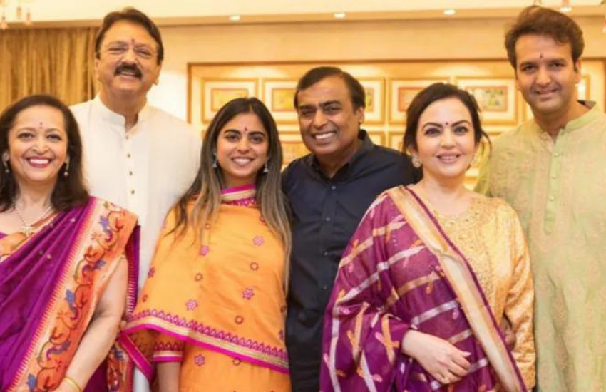 ईशा अंबानी रिलायंस इंफोकॉम की डायरेक्टर भी हैं। उन्होंने ही जियो फोन को लॉन्च किया था। दिसंबर 2015 में उन्होंने जियो की 4G सर्विस की शुरुआत की घोषणा की थी। 