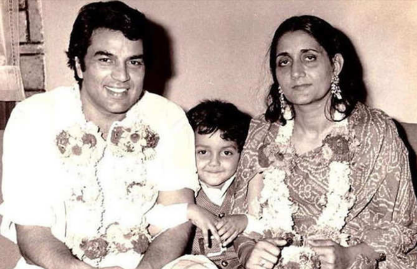 धर्मेंद्र ने प्रकाश कौर से 1954 में शादी की थी। तब प्रकाश कौर की उम्र थी 19 साल और यह एक अरेंज मैरिज की थी। धर्मेंद्र फिल्‍मी दुनिया में नाम कमा रहे थे और प्रकाश घर संभालती थीं।