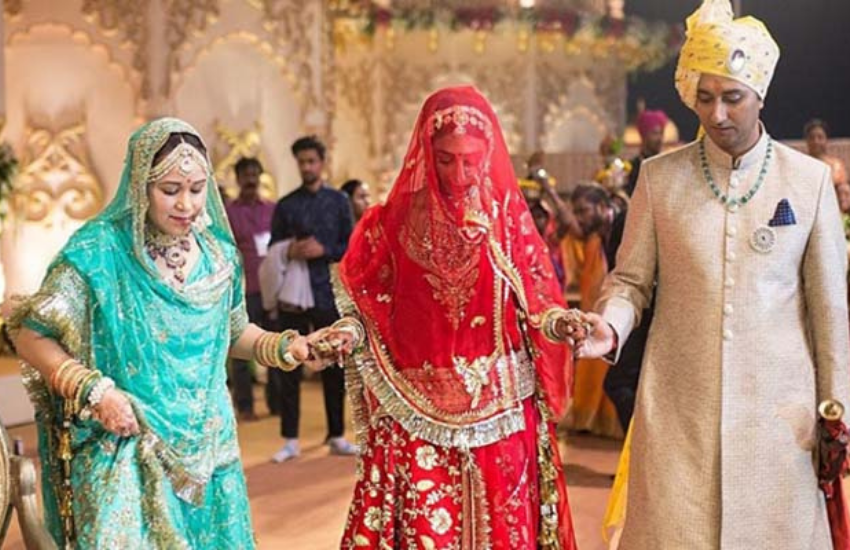 राजकुमारी मोहिना की शादी उत्तराखंड के हरिद्वार में हुई साल 2019 में हुई थी। लाल जोड़े में राजकुमारी मोहिना से शादी करने के लिए उनके पति सुयश रावत थिरकते हुए पहुंचे थे।
