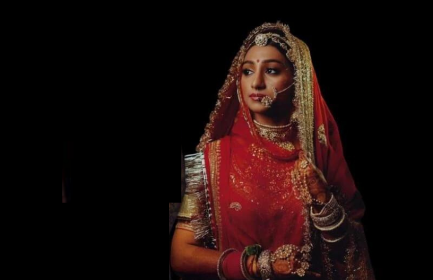 स्टार प्लस के फेमस सीरियल 'ये रिश्ता क्या कहलाता है' (Yeh Rishta Kya Kehlata Hai) की एक्ट्रेस मोहिना कुमारी सिंह (Mohena Kumari Singh) रीवा राजघराने से छोटे पर्दे पर काम करने चली आईं। राजकुमारी की एक्टिंग का शौक उन्हें मुंबई ले आया। रीवा से मुंबई के बाद अब मोहिना उत्तराखंड की बहू बन चुकी हैं। तो चलिए जानें कि मोहिना ने किससे शादी की है और उनका ससुराल कैसा है।