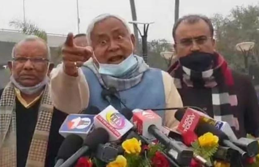 बिहार में लालू सरकार के रहते जंगल राज का जुमला लेकर सीएम की कुर्सी तक पहुंचे नीतीश कुमार भी एक बार पत्रकारों के सवाल से नाराज हो गए थे और सवाल पूछने वाले पत्रकार से इतने नाराज हो गए थे कि पूछ डाला था कि आप किस पार्टी से हैं?
