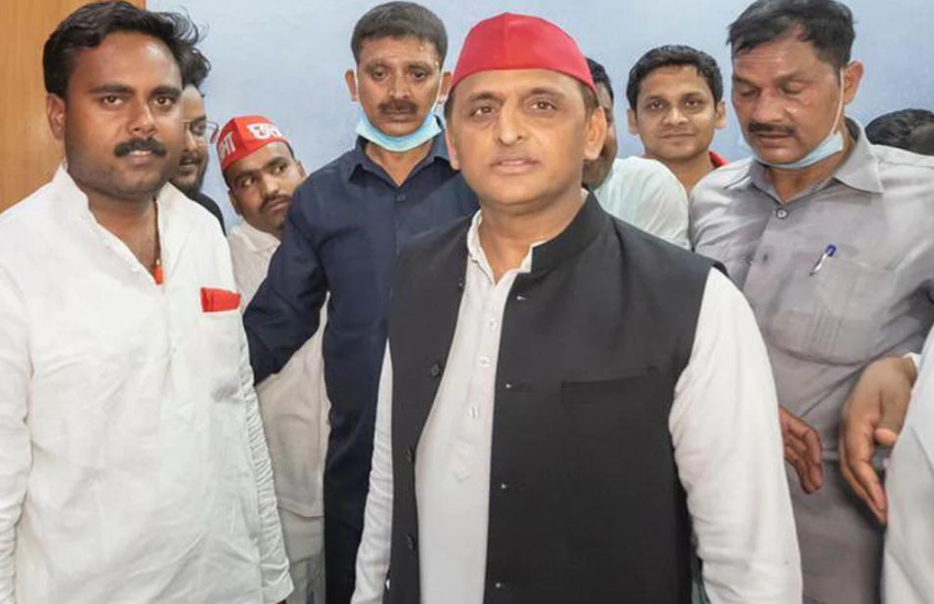 यूपी के पूर्व मुख्यमंत्री रहे अखिलेश यादव की मुरादाबाद में प्रेस कांफ्रेंस थी और यहां जब एक पत्रकार ने आजम खान से जुड़ा तीखा सवाल पूछा तो अखिलेश भड़क गए। मामला इतना बिगड़ा की सपा समर्थकों ने पत्रकारों के साथ मारपीट कर दी थी। इसमें कई पत्रकार घायल हए थे।