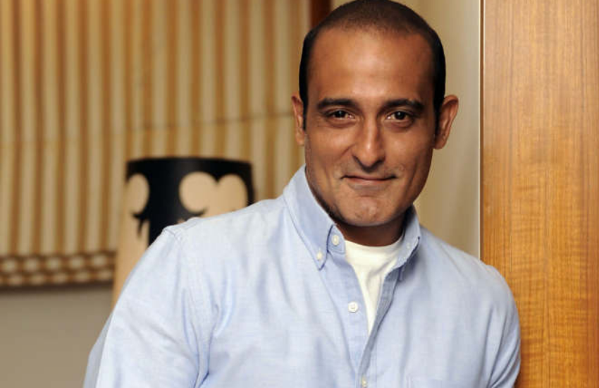 विनोद खन्ना के बड़े बेटे अक्षय खन्ना भी 46 साल के हो चुके हैं और उनके लिए भी शादी महत्वपूर्ण नहीं है। अक्षय ने एक इंटरव्यू में कहा था कि शादी कर के वह अपनी आजादी से समझौता नहीं कर सकते। अक्षय का वैसे किसी के साथ अफेयर भी नहीं रहा है।