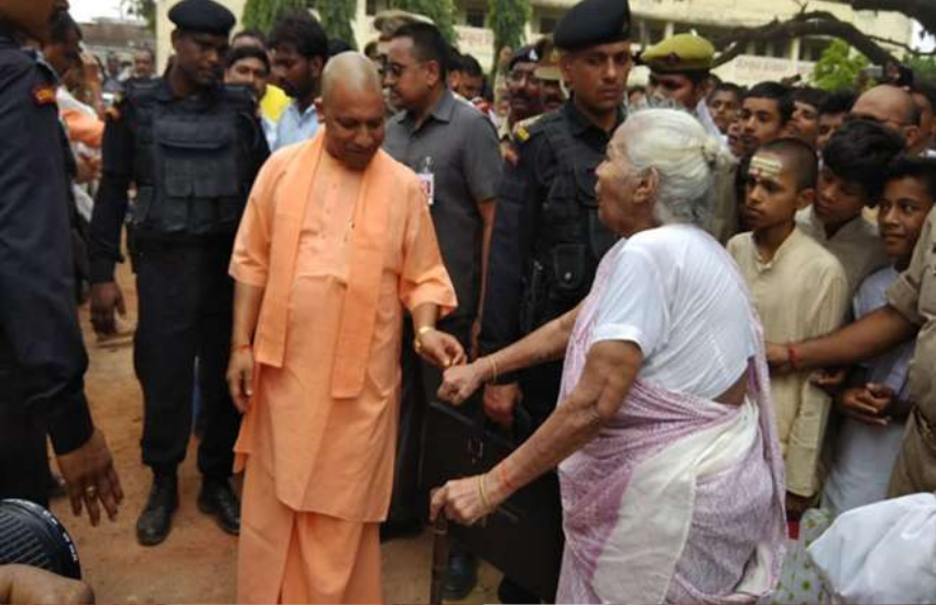 समाज और जनता के लोक कल्याण के लिए योगी की गोरखपुर में यंग एंग्री मैन के रूप में यहीं से एंट्री हुई थी। Photos: Social Media