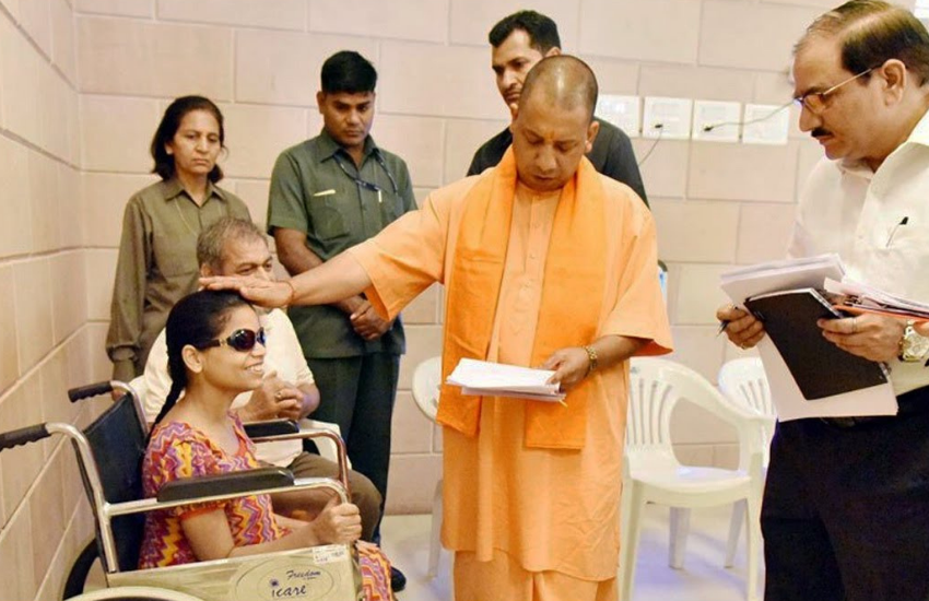 एक बार जनता दरबार में 50 से 100 लोगों को ही शामिल किया जाता है।