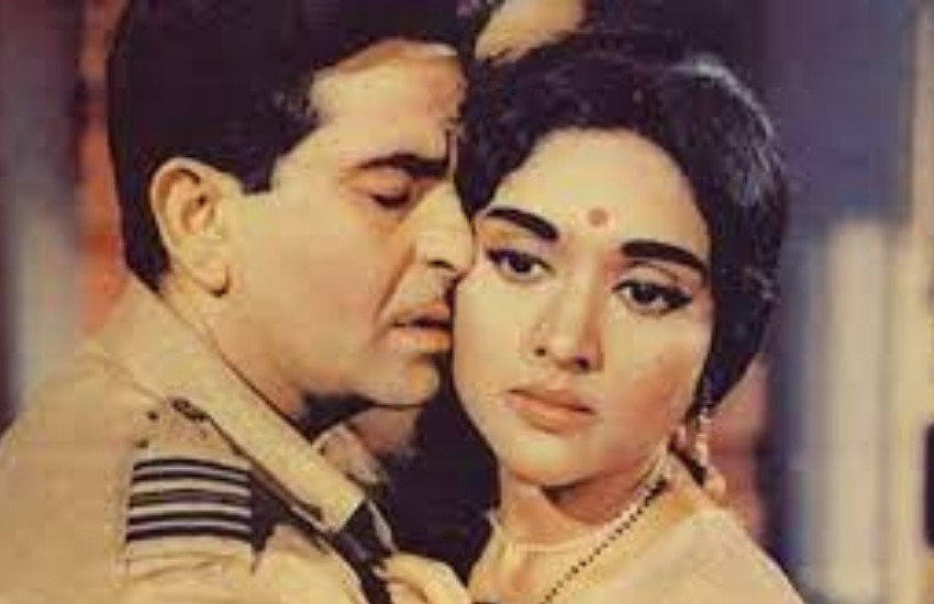 राज कपूर हाथ जोड़े और आंखों में आंसू लिए अब्बास को देखते ही वह एक ही रट लगाते रहे थे कि, मैं बर्बाद हो गया, सिर्फ तुम मुझे और आरके स्टूडियोज को बचा सकते हो।