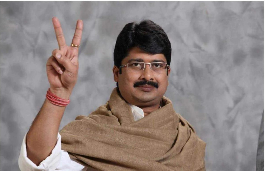 राष्ट्रीय पार्टियों के अलावा यूपी की कई छोटी पार्टियां भी यूपी के चुनाव के रुख को प्रभावित करती हैं। इसमें अपना दल, जनसत्ता दल लोकतांत्रिक, प्रगतिशील समाजवादी जैसे कई पार्टियां शामिल हैं।