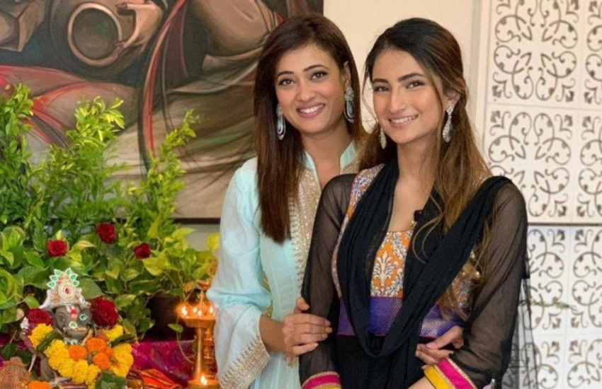 श्वेता अधिकांशत: पलक के साथ ट्विनिंग करती नजर आती हैं। खास बात ये है कि दोनों में कौन ज्यादा खूबसूरत है यह बताना उनके फैंस के लिए आसान नहीं है।