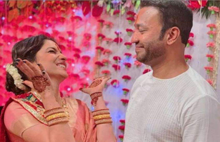 अंकिता लोखंडे काफी खुश होकर मेहंदी के साथ पोज देती नजर आई हैं। उन्होंने सिर पर टियारा पहना हुआ है।