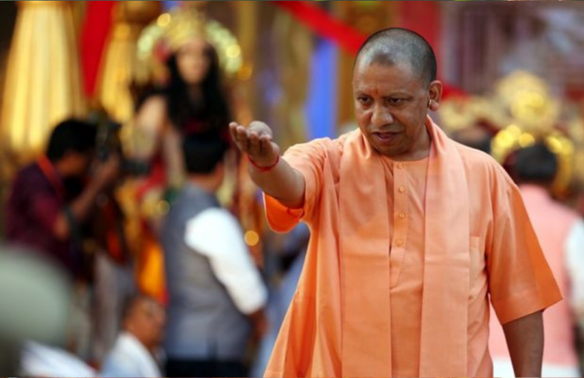 धरना तीन घंटे चला और योगी धरने से तभी उठे जब पुलिस ने आरोपी को पकड़ कर हिरासत में लिया था। इसे भी पढ़ें- योगी आदित्यनाथ के जनता दरबार में लोगों के कंधे पर सुरक्षाकर्मी क्यों रखते हैं हाथ? जानें वजह