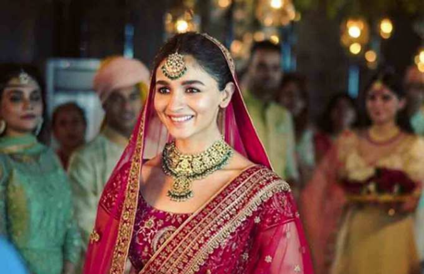 आलिया भट्ट हाल ही में ब्रांड एंडोर्समेंट कॉन्ट्रोवर्सी का शिकार हो चुकी हैं। कन्यादान से जुड़े विज्ञापन को लेकर उन्हें खूब ट्रोल किया गया था। विवाद की वजह प्रोडक्ट के प्रचार के लिए धर्म और पंरपरा का प्रयोग करना रहा था।