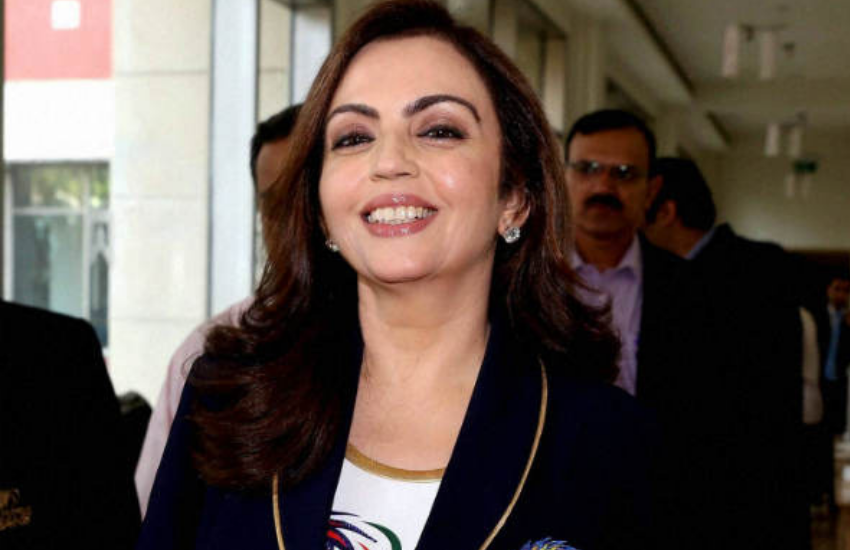 नीता अंबानी न केवल आईपीएल टीम मुंबई इंडियंस का कार्यभार देखती हैं, बल्कि अपने पति मुकेश अंबानी के काम में भी हाथ बंटाती हैं। खास बात ये है कि नीता हर मौके पर अपने ड्रेसिंग को लेकर बेहद सतर्क रहती हैं। पूजा या शादी में जहां वह पारंपरिक परिधान पहनना पसंद करती हैं, वहीं पार्टीज में कई बार उन्हें वेस्टर्न लुक में भी देखा जाता है। बहुत कम लोगों को पता है कि बिजनेस डील के समय नीता प्रोफेशन ड्रेस ही कैरी करती हैं। तो चलिए आज उनके सुपरकूल बॉस लुक की कुछ तस्वीरे देखें।