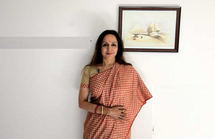 बेटी ईशा देओल ने भी मां हेमा मालिनी को जन्मदिन की बधाई देते हुए इंस्टाग्राम पर फोटो शेयर की थी। फोटो शेयर करते हुए उन्होंने लिखा था- हैप्पी बर्थडे मम्मा, हेल्दी रहो और हमेशा खुश रहो।