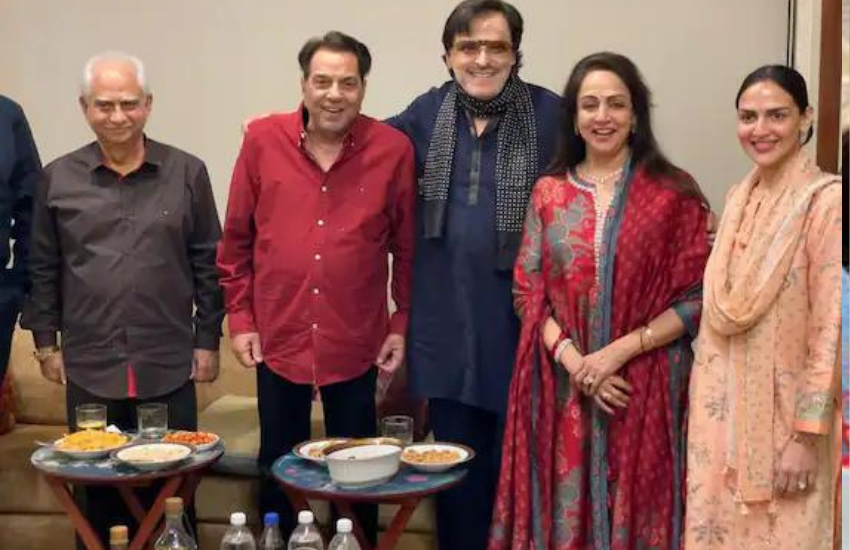 केक कटिंग सेरेमनी के समय हेमा के साथ एक्टर संजय खान और डायरेक्टर रमेश सिप्पी भी नजर आए थे।