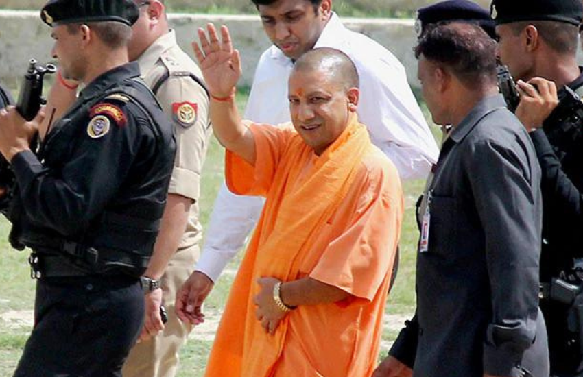 गोरखपुर से पांच बार सांसद रहे योगी 2017 में यूपी के सीएम बने। स्पष्टवादी, बेबाक अंदाज और कठोर छवि के साथ योगी पर धार्मिकता के आरोप लगते रहे। लेकिन क्या आपको पता है कि उन्होंने एक बार एक दर्जी को न्याय दिलाने के लिए भरी दोपहरी में धरना दिया था।